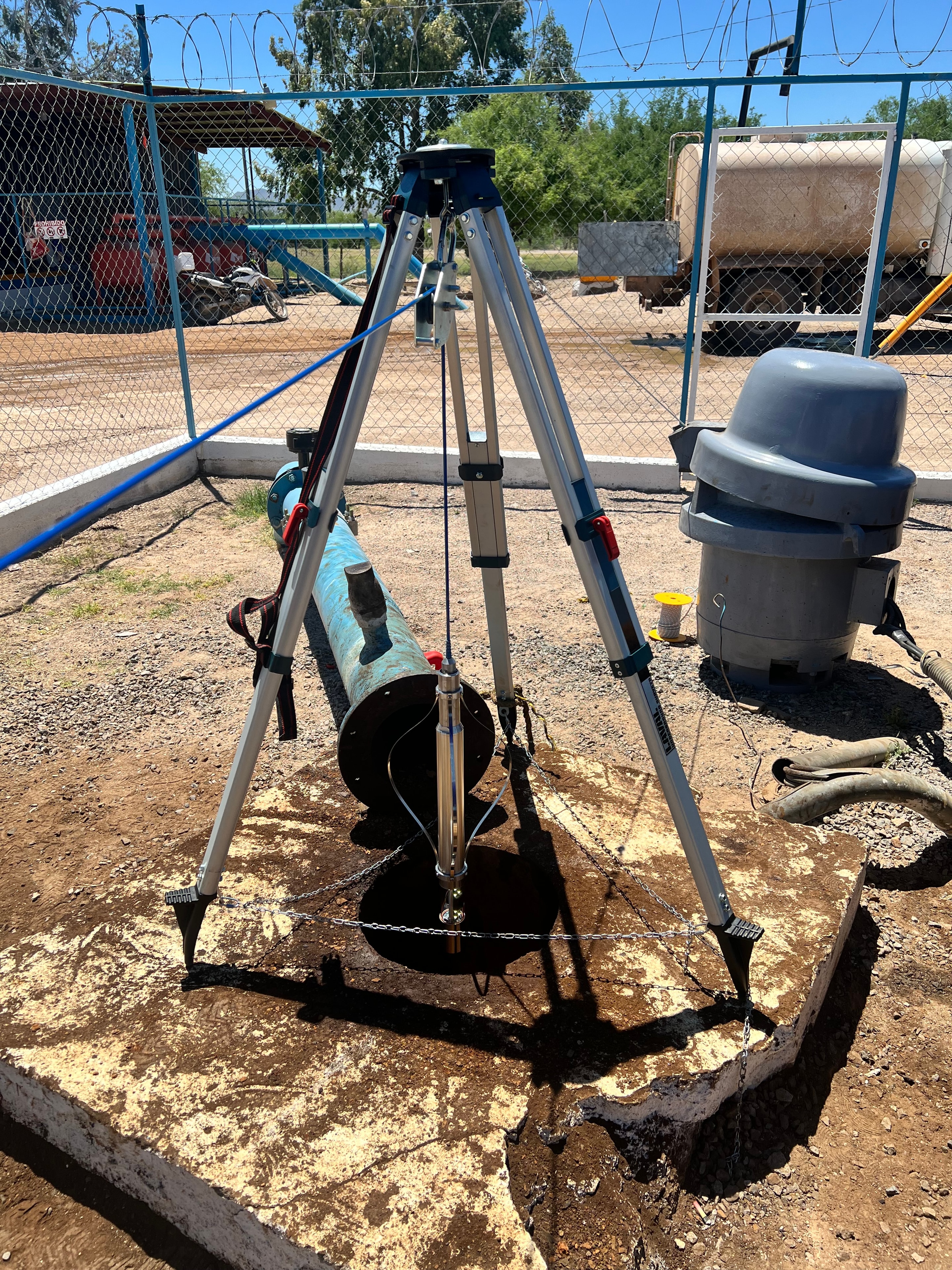 Trípode con cámara de inspección de pozo 2MJ en campo de Sonora
