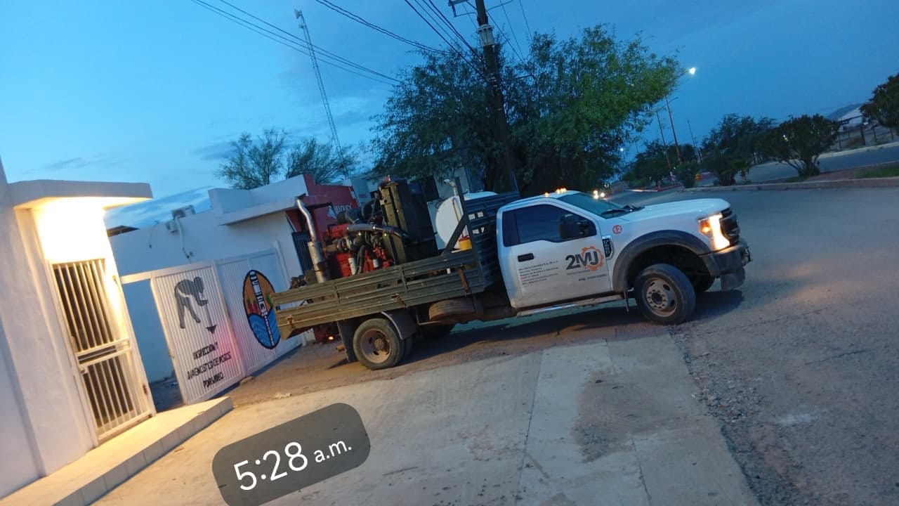 Camioneta 2MJ saliendo a obra a las 5:28 am