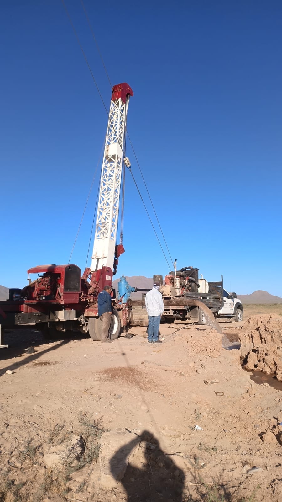 Grúa y equipo de perforación en pozo en desierto de Sonora