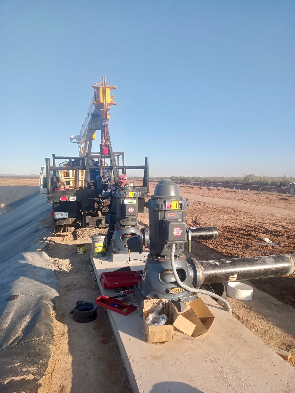 Instalación de bombas en canal de riego con grúa 2MJ