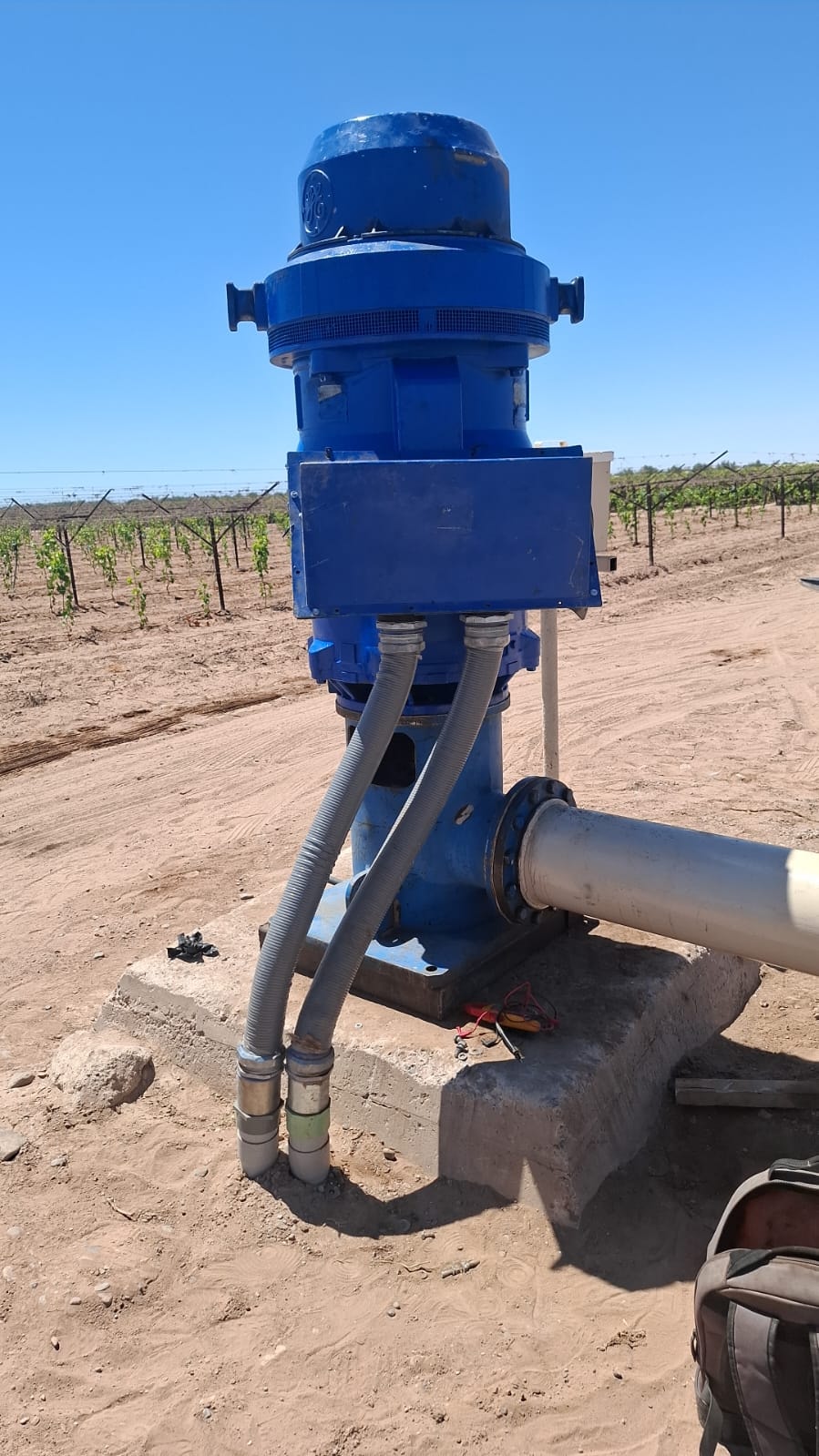 Motor de bombeo azul GE instalado en campo agrícola
