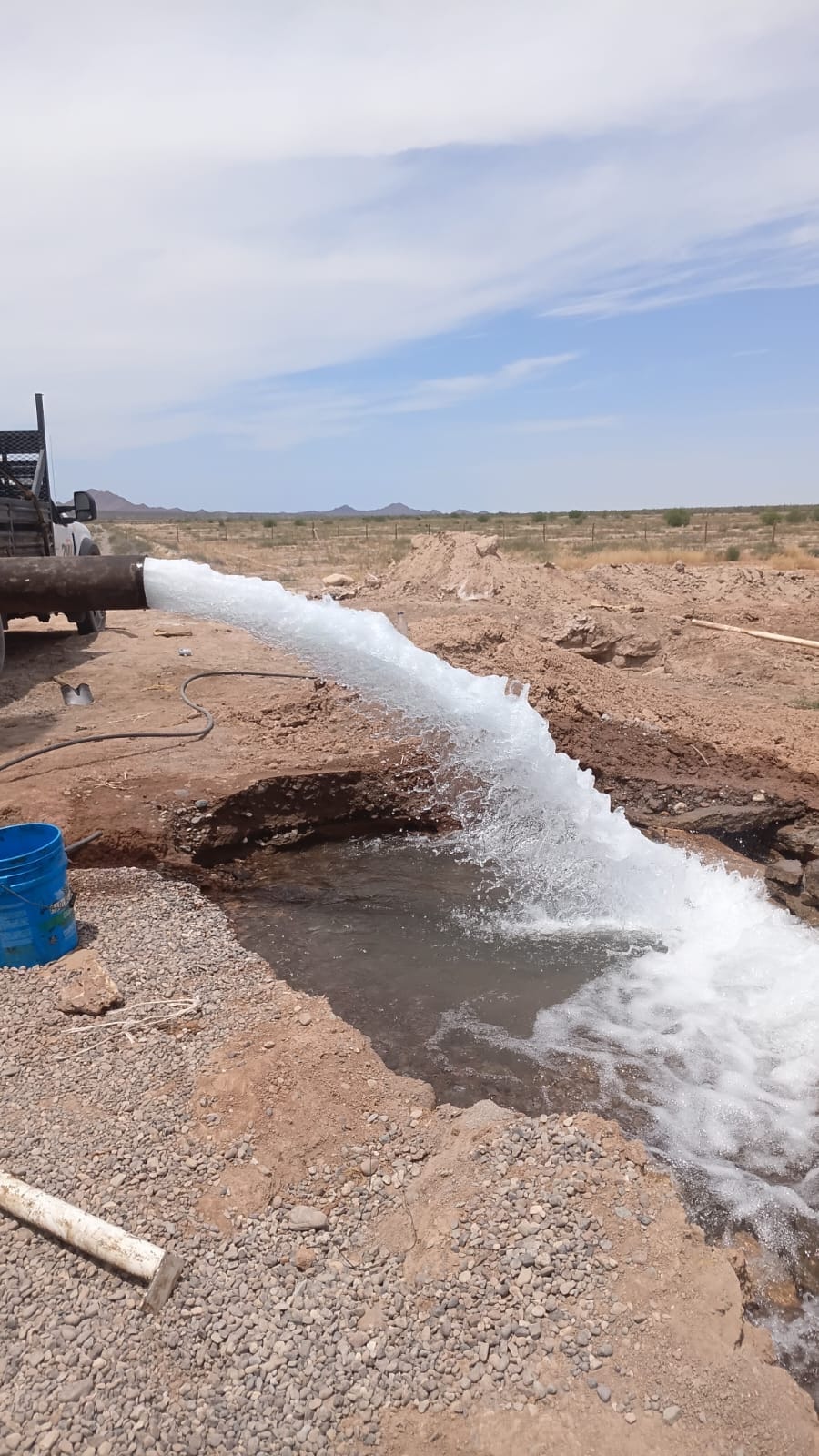 Prueba de agua con chorro potente en campo de Sonora