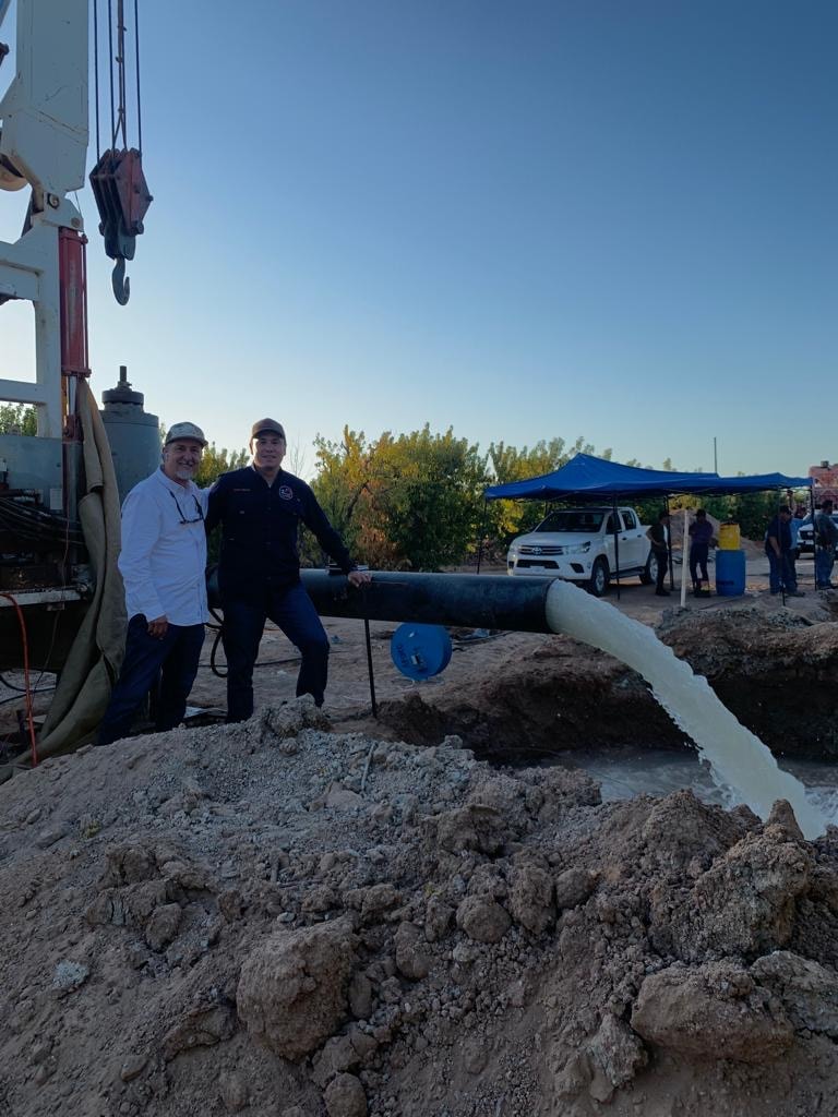 Prueba de pozo con agua fluyendo en campo