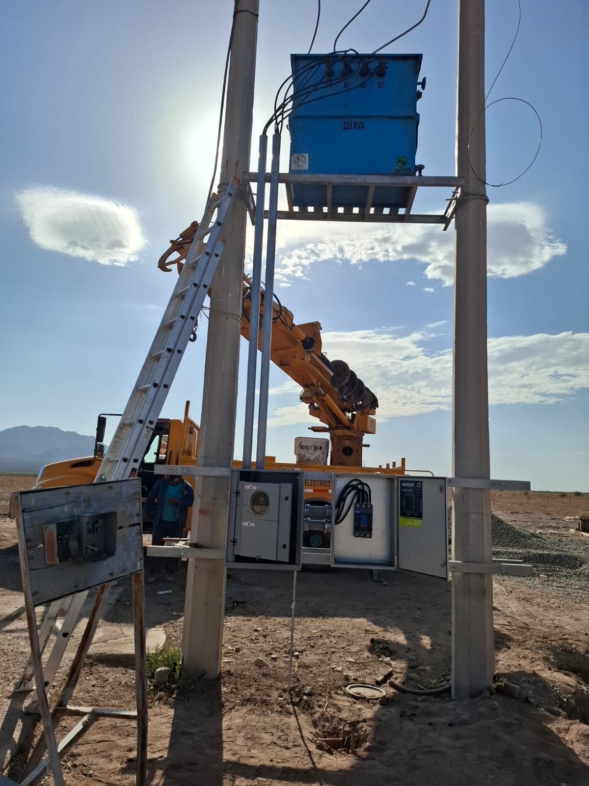 Instalación de transformador 225 KVA con grúa 2MJ en campo